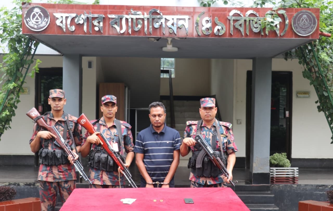 যশোরে বিজিবির অভিযানে স্বর্ণের বারসহ পাচারকারী আটক