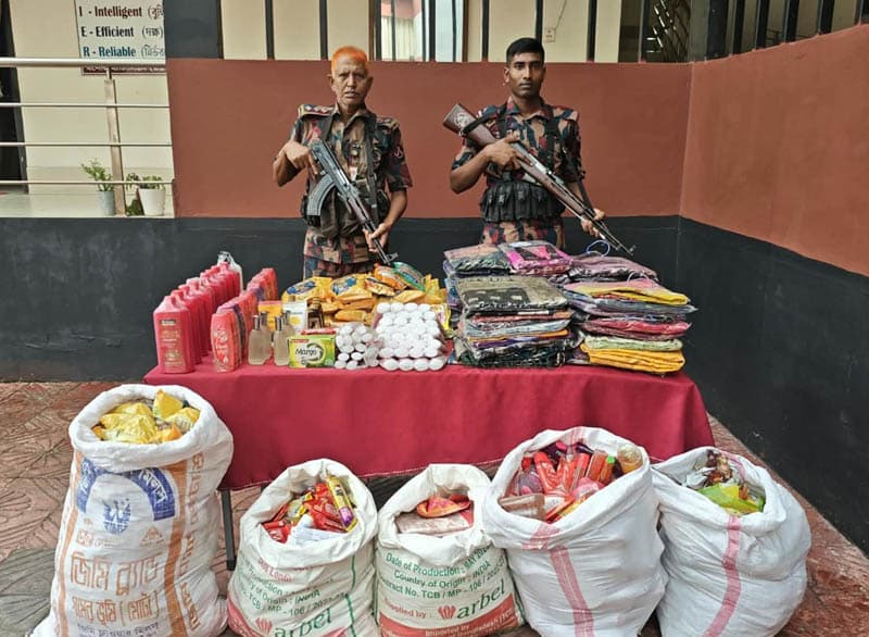 বেনাপোল সীমান্তে প্রায় ১০ লক্ষ টাকার চোরাচালানি পণ্য জব্দ