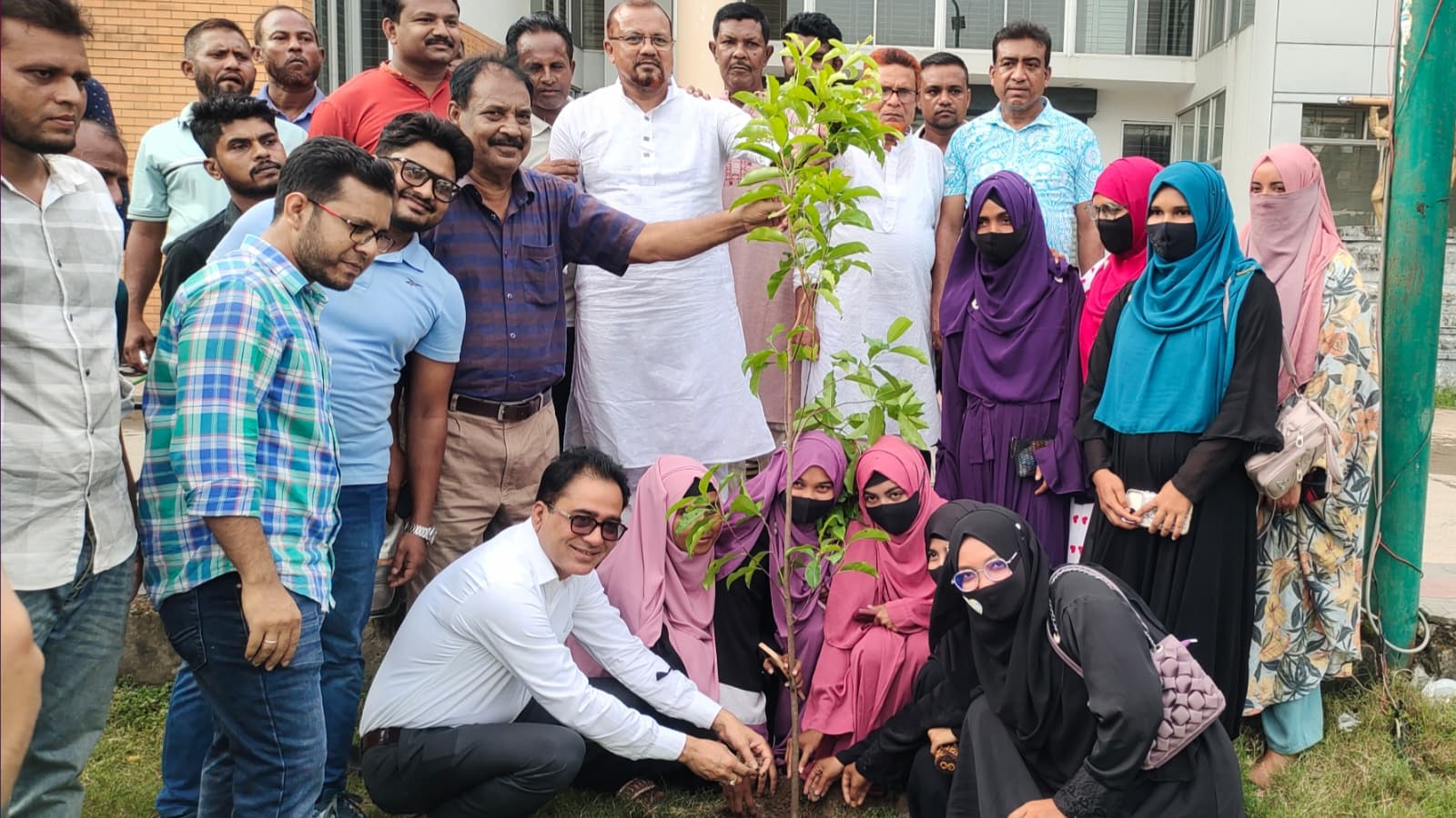 সবুজ বেনাপোল গড়ার প্রত্যয়ে বিএনপি নেতা ভারতের টানা চতুর্থ দিনের বৃক্ষরোপণ
