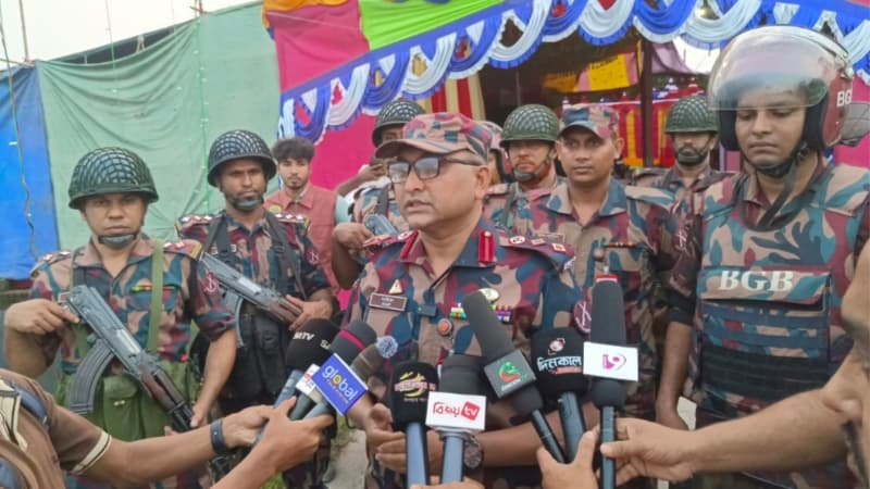 বেনাপোলের হরিদাস ঠাকুর পাটবাড়ী আশ্রমসহ বিভিন্ন পূজামণ্ডপ পরিদর্শনে বিজিবির সিও