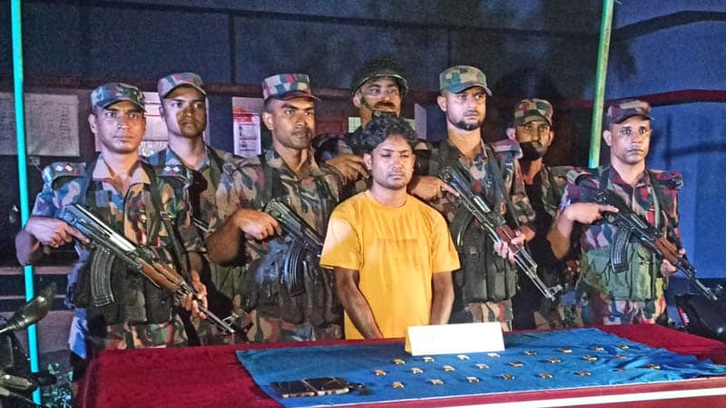 যশোরের শার্শায় প্রায় ৮ কোটি টাকার ৩ কেজি ৪৩৮ গ্রাম ওজনের ২৬টি স্বর্ণের বারসহ পাচারকারী রিপন আটক