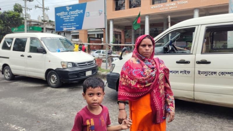 বিএসএফের পুশ-ইনে সন্তানসহ বেনাপোল সীমান্তে ভারতের ঝাড়খণ্ডের রেশমা