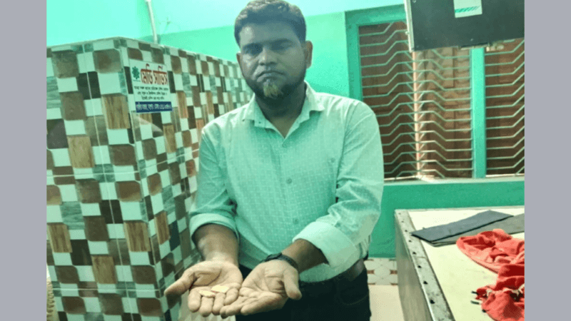 ভারতে পাচারের সময় বেনাপোল চেকপোস্টে দুইটি স্বর্ণেবারসহ পাসপোর্টধারী যাত্রী আটক