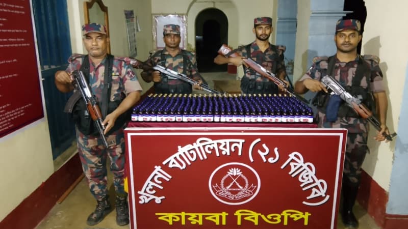 শার্শা সীমান্তে ৪৩৫ বোতল ভারতীয় নিষিদ্ধ মাদক জব্দ করেছে বিজিবি