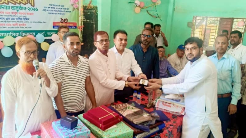 ধান্যখোলা মাধ্যমিক বিদ্যালয় থেকে চোখের জলে বিদায় নিলেন সোহরাব স্যার