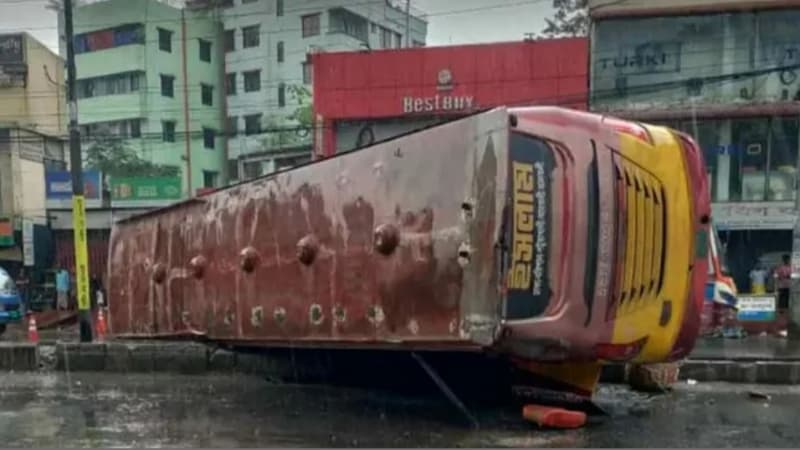 ঢাকায় ডিভাইডার ভেঙে উল্টো লেনের বাসে ধাক্কা, নিহত ৪