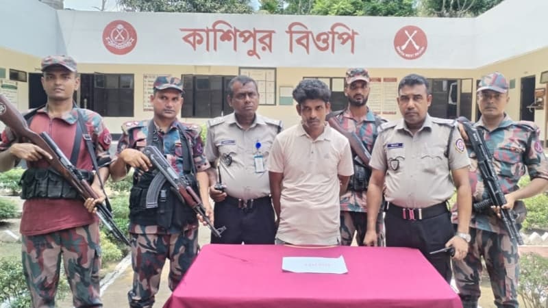 শার্শা সীমান্তে চোরাচালানি পণ্য জব্দ ও ইয়াবাসহ আটক ১