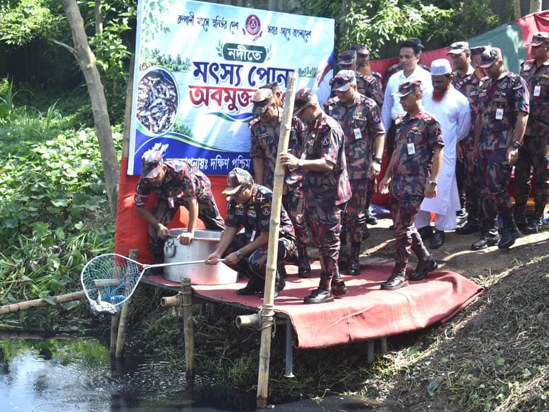 ভৈরব নদীতে বিজিবির উদ্যোগে মাছের পোনা অবমুক্ত