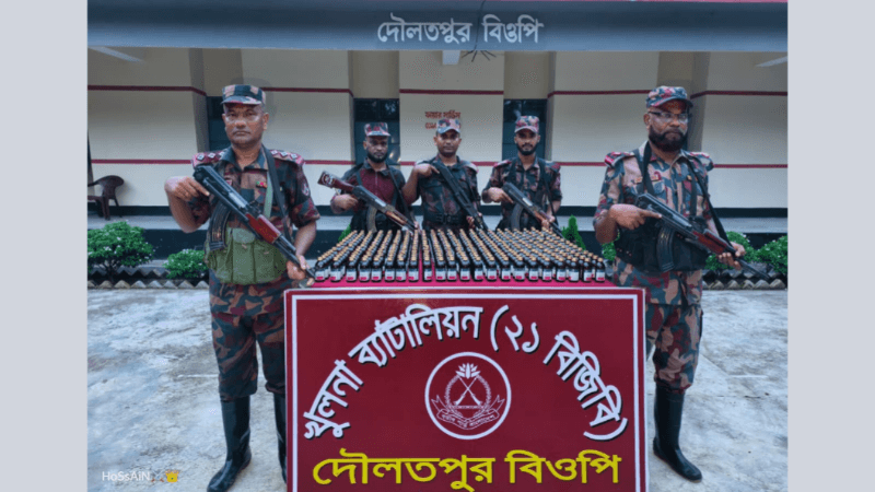 বেনাপোল সীমান্তের দৌলতপুরে বিজিবির অভিযানে ৩১০ বোতল ভারতীয় মাদক সিরাপ আটক