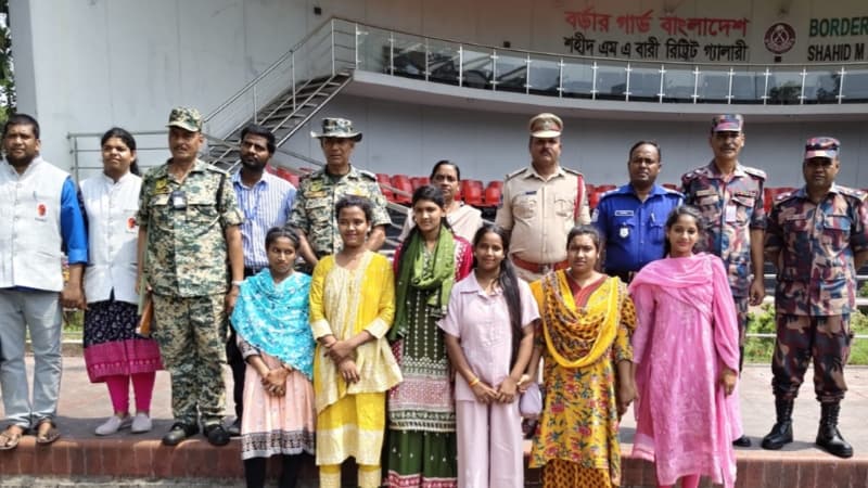 বেনাপোল দিয়ে দেশে ফিরলেন ভারতে পাচার হওয়া ৬ নারী