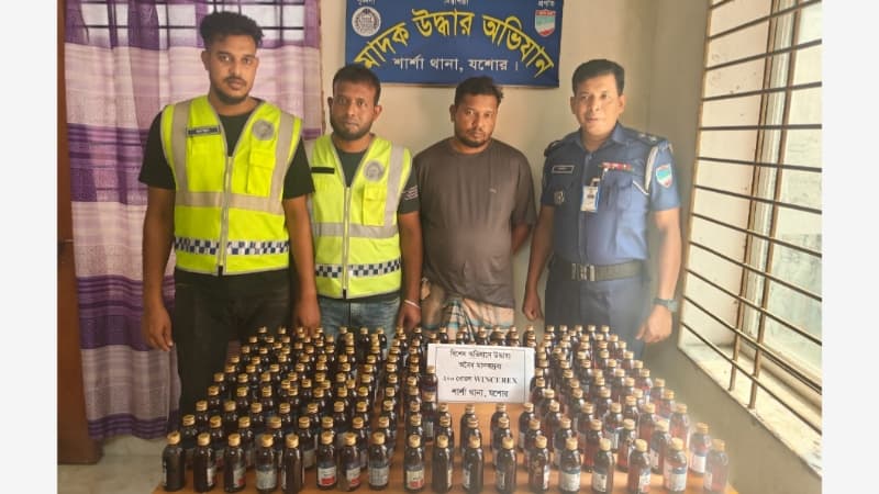 শার্শায় ২০০ বোতল মাদক সিরাপসহ সবুজ খান নামে যুবক গ্রেপ্তার 