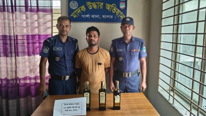 শার্শায় মদ ও ইজিবাইকসহ গ্রেপ্তার ১