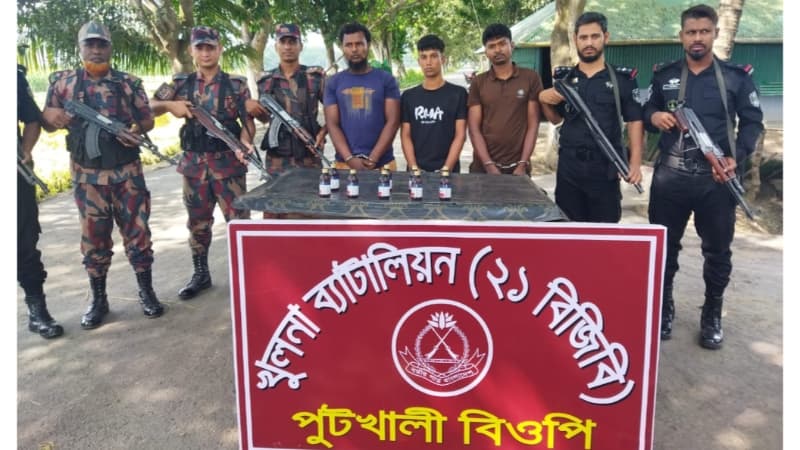 বেনাপোল সীমান্তে র‍্যাব-বিজিবির যৌথ অভিযানে নিষিদ্ধ ভারতীয় সিরাপসহ আটক ৩